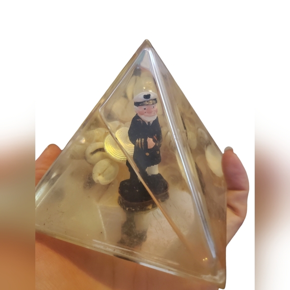 Vintage hard plastic paper weight with seashells and sea captain - Picture 3 of 5